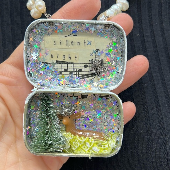 ⭐️Adorned Crown Jewelry assemblage Christmas silent night shadow box necklace - Picture 3 of 11